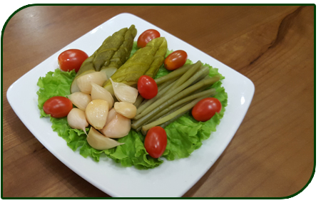 Dưa chuột & cọng củ tỏi muối / Cоленые огурцы с чесноком / Cucumber and garlic straws ( Suất )